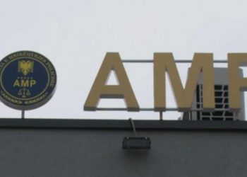 Dhunuan fizikisht drejtuesin e automjetit, pezullohen nga detyra tre policë