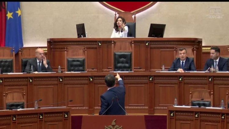 Tensione në Kuvend/ Noka bllokon foltoren, Spiropali e përjashton nga seanca