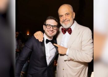 Publikohen fotot nga dasma e Alex Soros, kryeministri pozon me dhëndrin