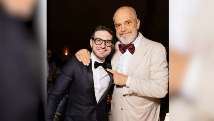 Publikohen fotot nga dasma e Alex Soros, kryeministri pozon me dhëndrin