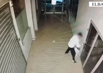 Vodhi para në çantat e tre mjekëve të spitalit të Elbasanit, arrestohet 40-vjeçari