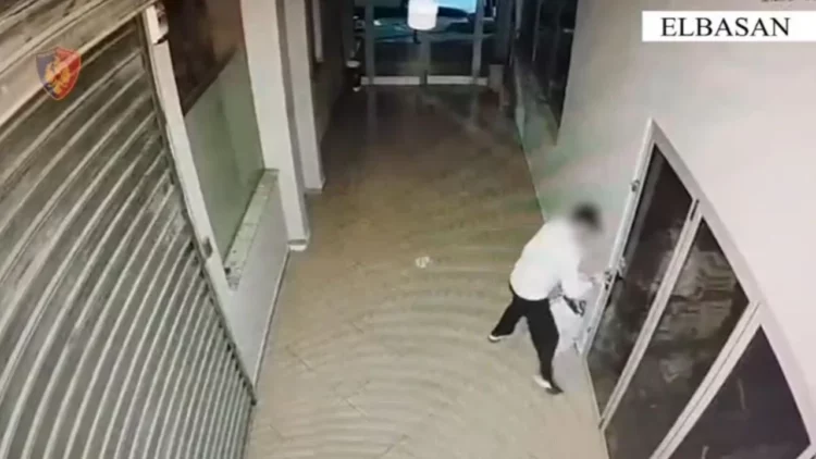 Vodhi para në çantat e tre mjekëve të spitalit të Elbasanit, arrestohet 40-vjeçari