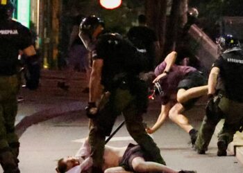 Beograd: 77 persona të ndaluar në protestë, Vuçiç paralajmëron arrestime të reja