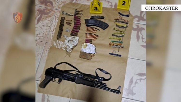 Kallashnikov dhe kokainë, arrestohet 18-vjeçari nga Lazarati