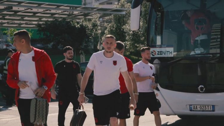 Dueli me Serbinë/ Kuqezinjtë vijojnë përgatitjet, Manaj stërvitet i veçuar