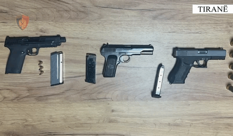 Kanosën me armë zjarri një shtetas/Policia arreston dy vëllezërit, i treti në kërkim