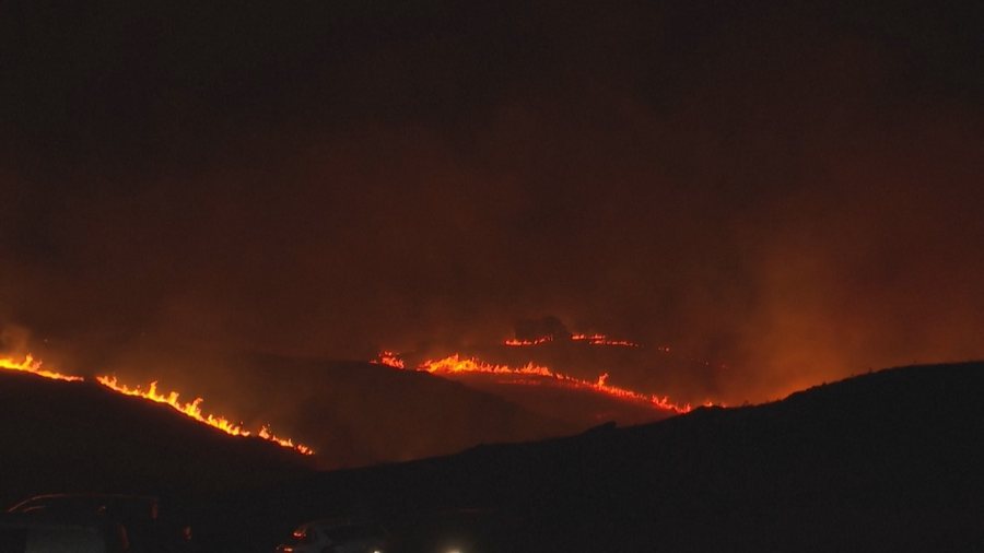 Zjarret në Turqi/ Flakët përhapen me shpejtësi në Izmir, shkrumbohen pyje e banesa