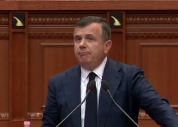 (Debatet) “Zegjine Balluku, tre seanca që s’vjen”/Balla-opozitës: Mos na humbni kohë