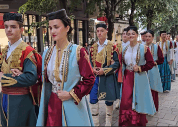 “Shpirti i Ballkanit” shpaloset në Korçë, artistët mbushin rrugët e qytetit