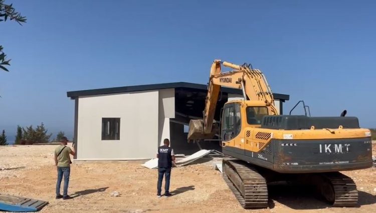 IKMT aksion në jug/ Prishen objektet pa leje në Jalë dhe Dhërmi