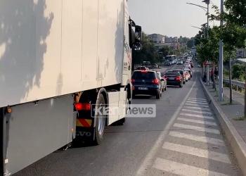 Fundjava “mbush” Shëngjinin, kthimi i pushuesve shkakton trafik në rrugët e Lezhës