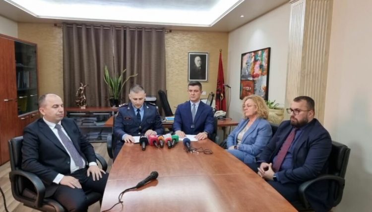 Fier/ Goditet grupi kriminal i trafikut të armëve dhe drogës, arrestohen 4 persona