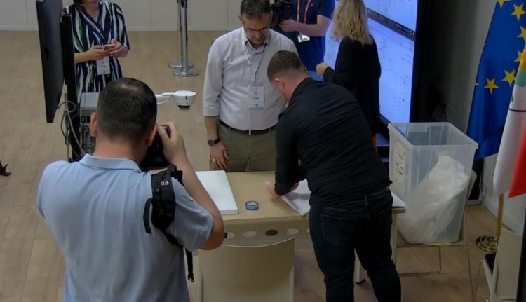 Hapet një kuti votimi në Vlorë, procesi ishte i rregullt
