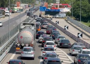 Sot Bajram, qytetarët “dynden” drejt plazheve/ Radhë kilometrike automjetesh