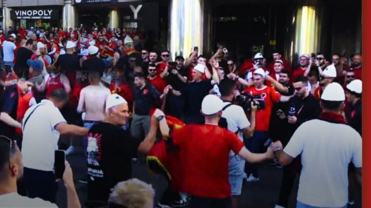 Shqipëri-Serbi/ Këngë patriotike dhe atmosferë festive, tifozët ia marrin valles