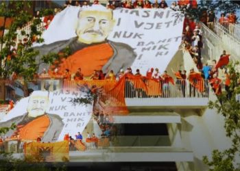 “Hasmi i vjetër s’bahet mik i ri”, banderola e tifozëve para ndeshjes Shqipëri-Serbi