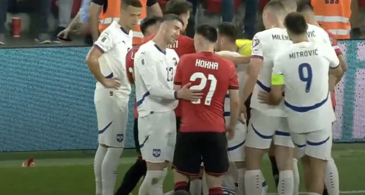 Sende nga tribuna për të disatën herë, gjyqtari paralajmëron pezullimin e ndeshjes