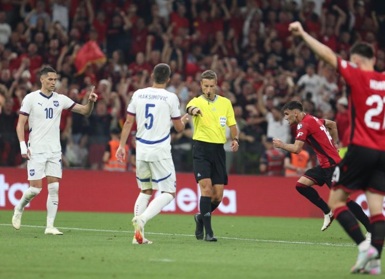 Mbyllet pa gola ndeshja Shqipëri-Serbi në “Air Albania”