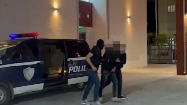 Shisnin lëndë narkotike në Berat,arrestohen dy persona/Gjenden mbi 300 doza kanabasi