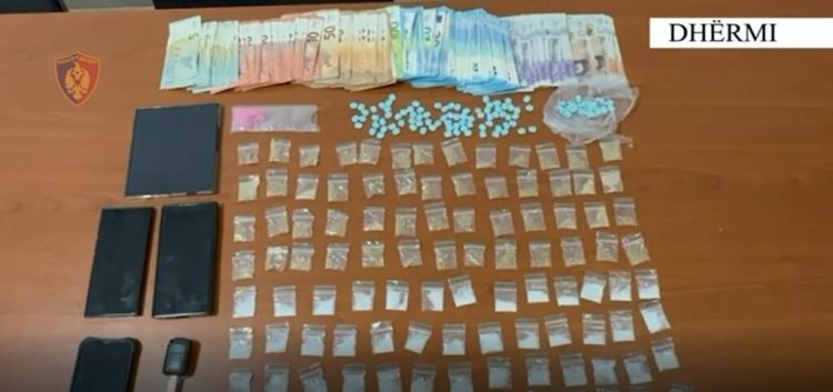 Shisnin droga të forta në ambientet e argëtimit, arrestohen dy anglezë në Dhërmi