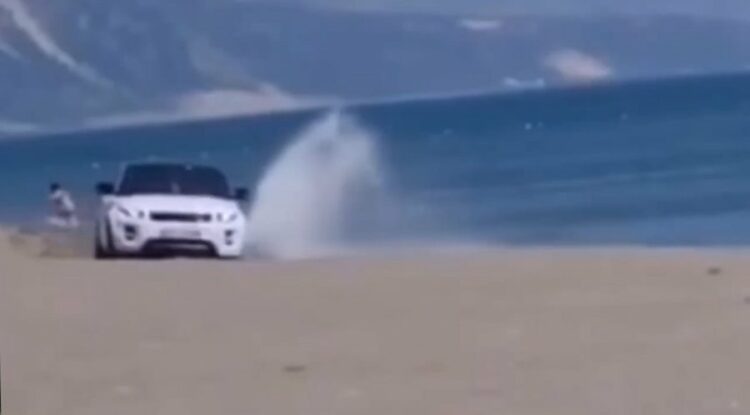 Kryente manovra të rrezikshme në zonën e plazhit, bllokohet automjeti në Velipojë