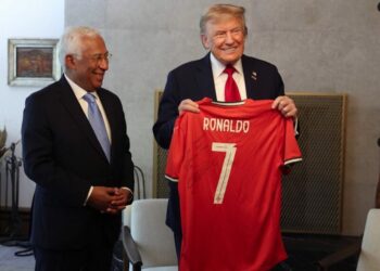 Costa i dhuron Donald Trump-it fanellën e Cristiano Ronaldos: Të luajmë për paqen