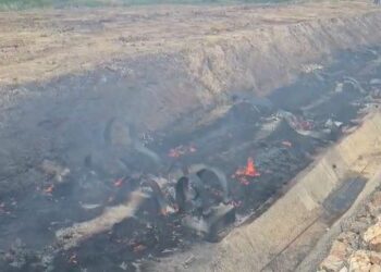Shkrumbohen tubat plastikë të ujit në Roskovec, zona mbulohet nga tymi