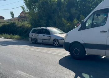 Aksident në aksin Fier-Levan, makina përplaset me shtyllën e tensionit