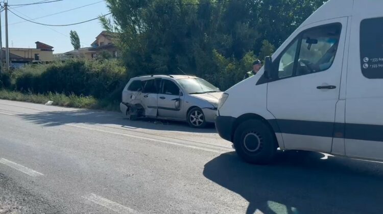 Aksident në aksin Fier-Levan, makina përplaset me shtyllën e tensionit