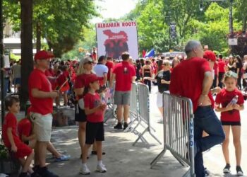 Shqiptarët pushtojnë New York-un, mijëra njerëz mbushin rrugët në paraden kuqezi