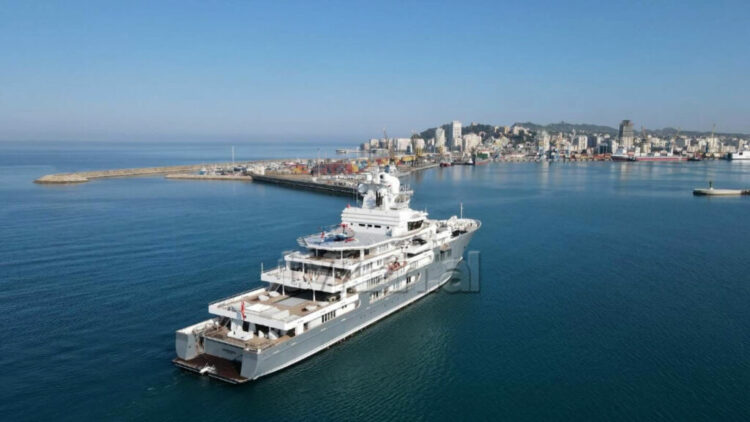 Foto/ Superjahti “Andromeda” ankorohet në Durrës