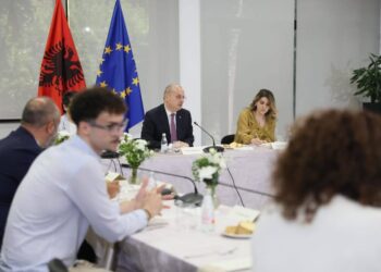 Ministri Hasani takohet me përfaqësues të shoqërisë civile dhe grupeve të interesit