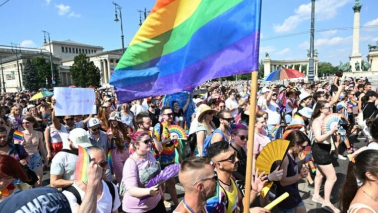 Orban ndaloi tubimet/Mijëra persona marrin pjesë në Paradën e Krenarisë në Hungari