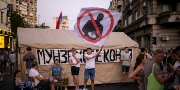 Nis heqja e barrikadave në Serbi, protestuesit kërkojnë lirimin e të ndaluarve