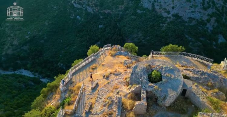 VIDEO/ Rama ndan pamjet mahnitëse: Vizitoni Kalanë e Himarës këtë verë