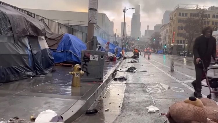 Kalifornia ndalon qëndrimin e të pastrehëve në kampe/ Vendimi shkakton debate