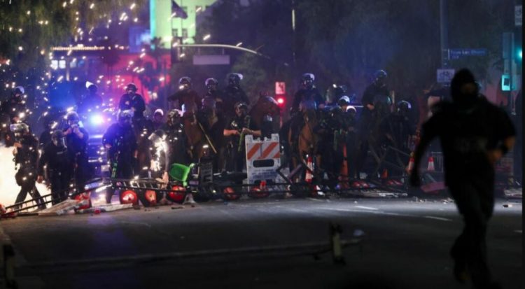 Vijojnë trazirat në Los Angeles, policia urdhëron protestuesit të largohen
