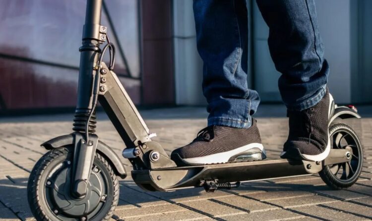 Makina përplas sërish monopatinën/ Dëmtohet 17 vjeçari, ndodhet në spital