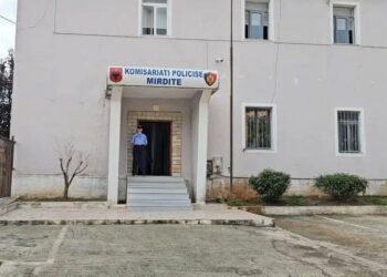 Inat me ish-kunatin/ E dhunon dhe qëllon me armë drejt banesës, në kërkim autori