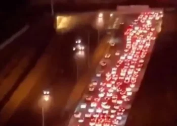 Thirrja e Trump për evakuim, radhë kilometrike në pikat e karburanteve në Iran