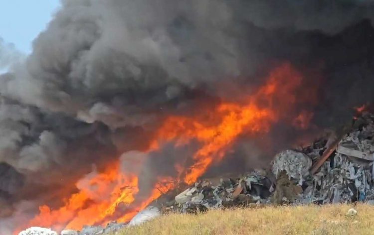 Përfshihet nga flakët fusha e mbetjeve në Vlorë