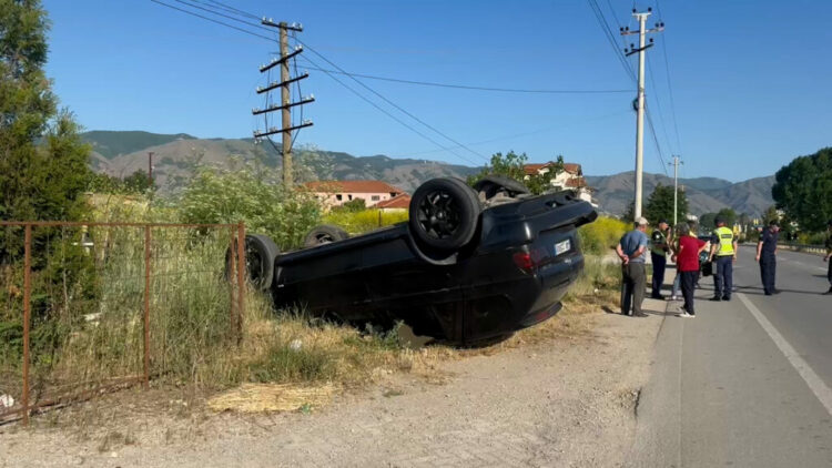 Përmbyset makina në aksin Korçë-Maliq, tre të plagosur