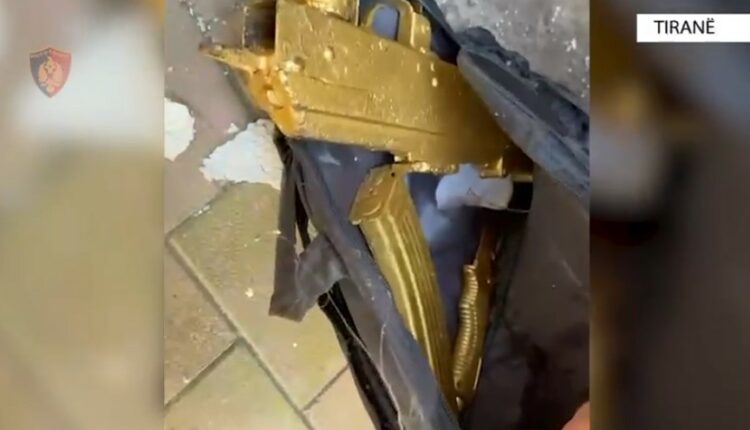 Plagosi me thikë një shtetas, pranga 45 vjeçarit. Fsheh në rrugë kallashnikovin