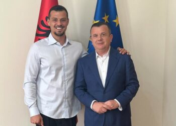 Ministri Taulant Balla pret në Tiranë djalin e Hashim Thaçit