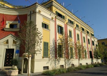 Bashkia e Tiranës miraton mbi 1,100 kredi të buta për familjet dhe çiftet e reja