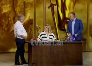 Bedriu hyn me tufën e luleve në duar, lë pa fjalë Gjebrean dhe Çobanin me..