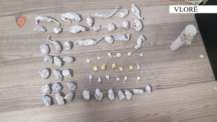 Kapet me kanabis e kokainë/ Sekuestrohen 57 doza drogë, arrestohet 17 vjeçari