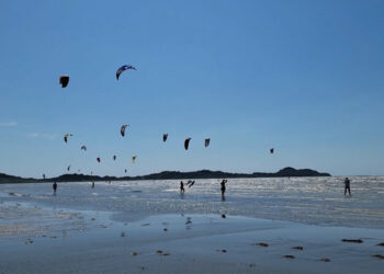 Kampionati i Parë Kombëtar i Kitesurf-it/ Spektakël mbi dallgë në Durrës