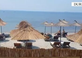 “Plazhi i lirë”/ Lirohen 2 hapësira publike në Durrës, hiqen 182 çadra me shezlongë