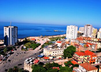Rikthehet furnizimi me ujë edhe në shumë zona të Durrësit